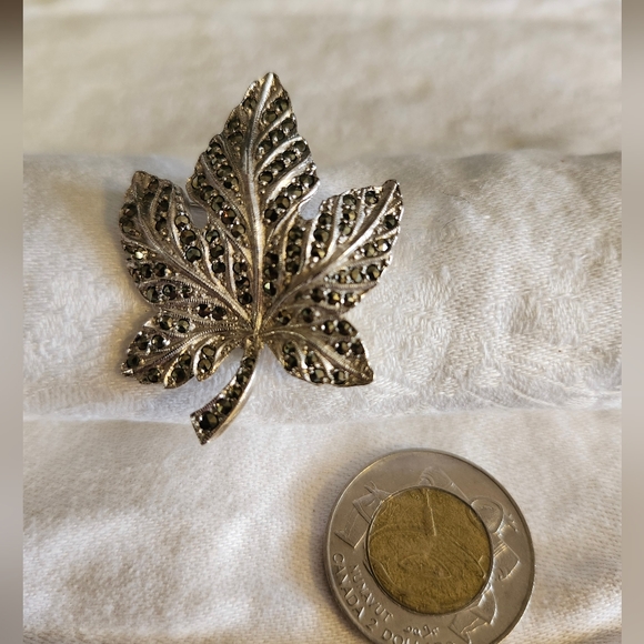 Keyes Jewelry Vintage Marcasite Silver Maple Leaf Brooch - Picture 5 of 7